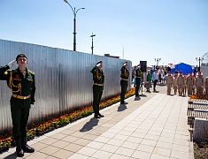 В амурской столице в преддверии Дня Победы подняли Копию Знамени Победы