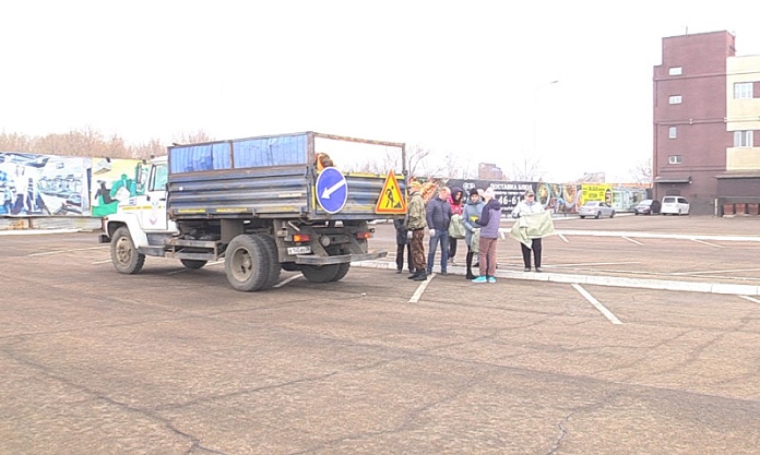Специалисты благовещенского управления архитектуры очистили от мусора придорожную территорию Новотроицкого шоссе