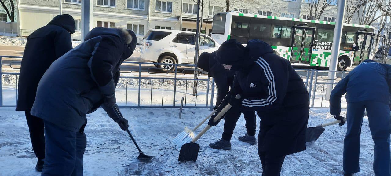 Благовещенские студенты помогают очищать город от снега Благовещенские студенты помогают очищать город от снега