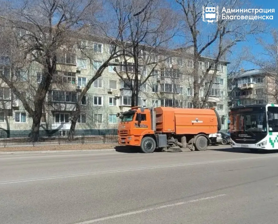 Около пяти тонн мусора собирает новый пылесос-генератор с улиц Благовещенска ежедневно