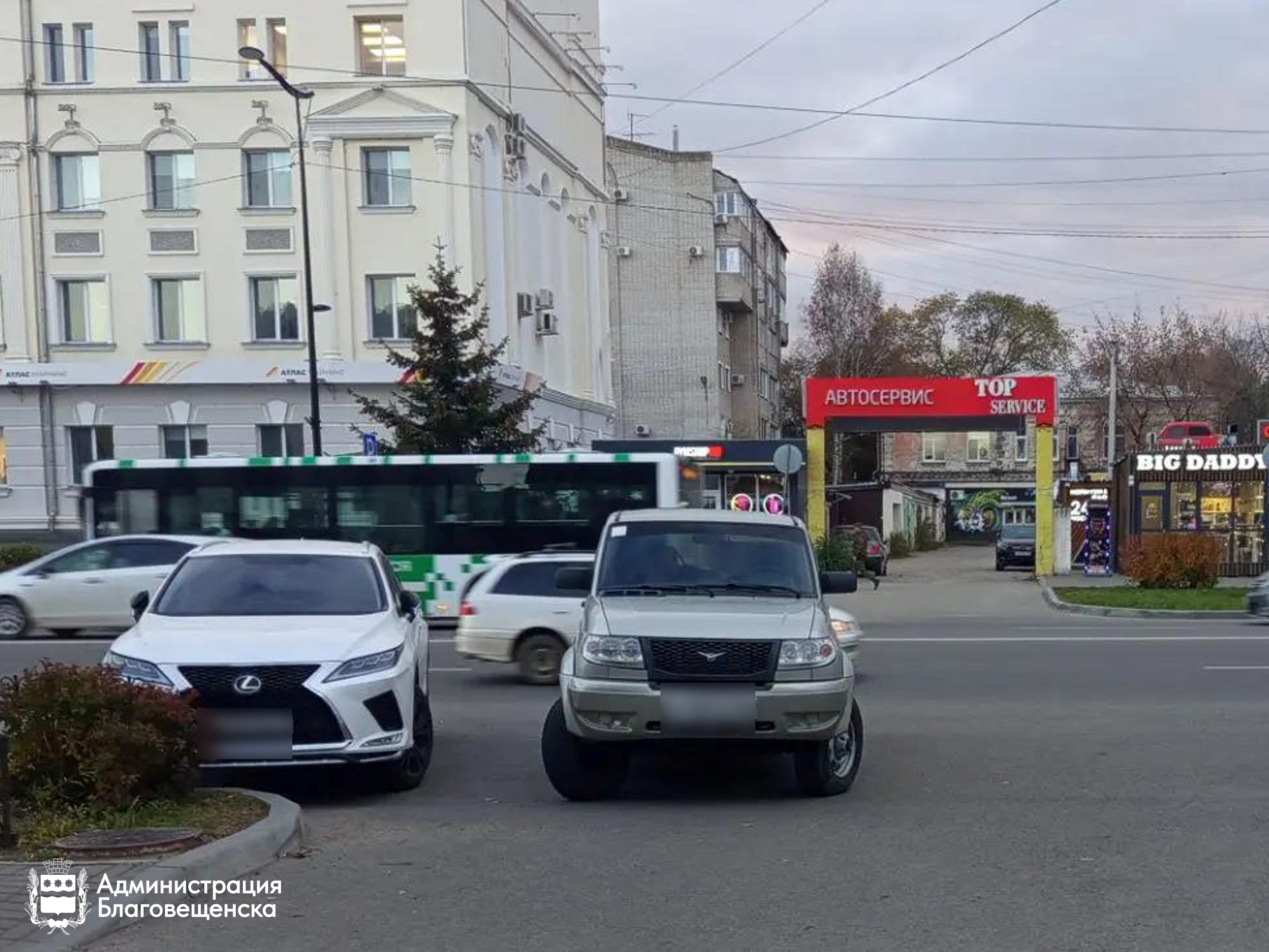 Благовещенских авто хамов продолжают наказывать за неправильную парковку