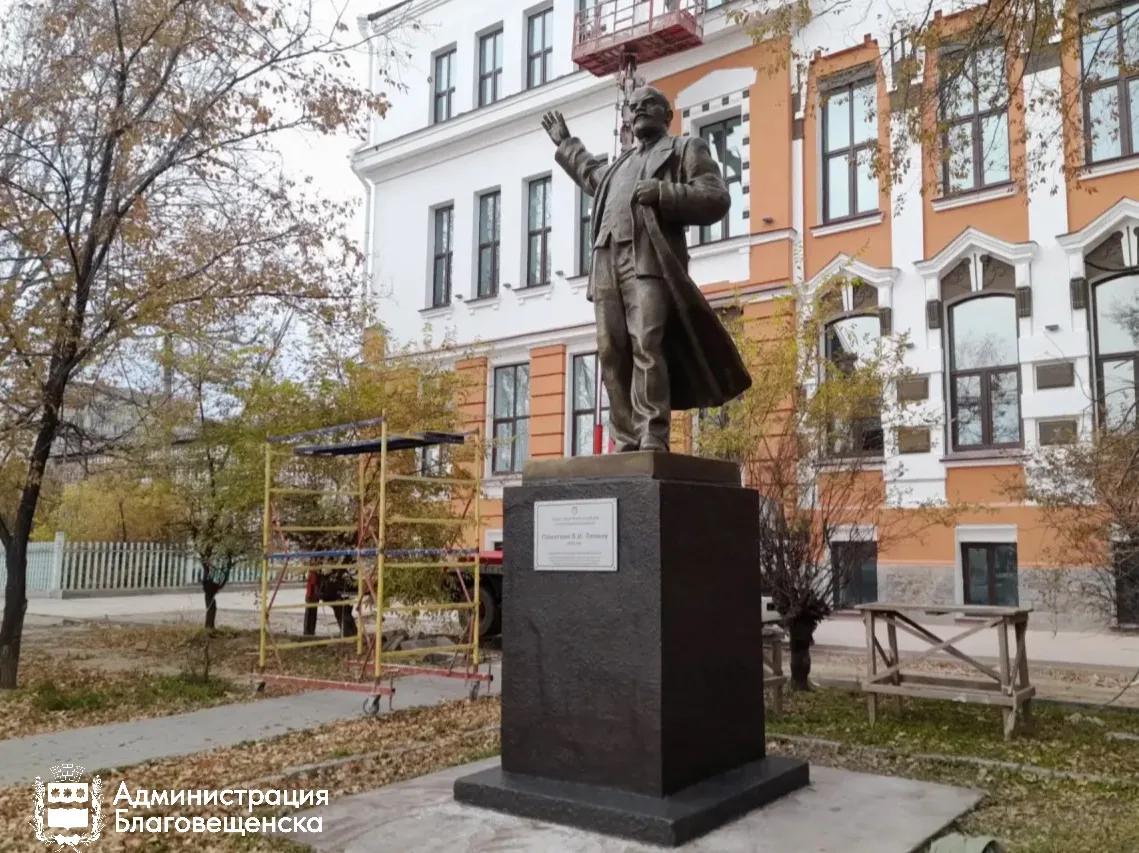 В Благовещенске «освежили» памятник Ленину на улице Горького