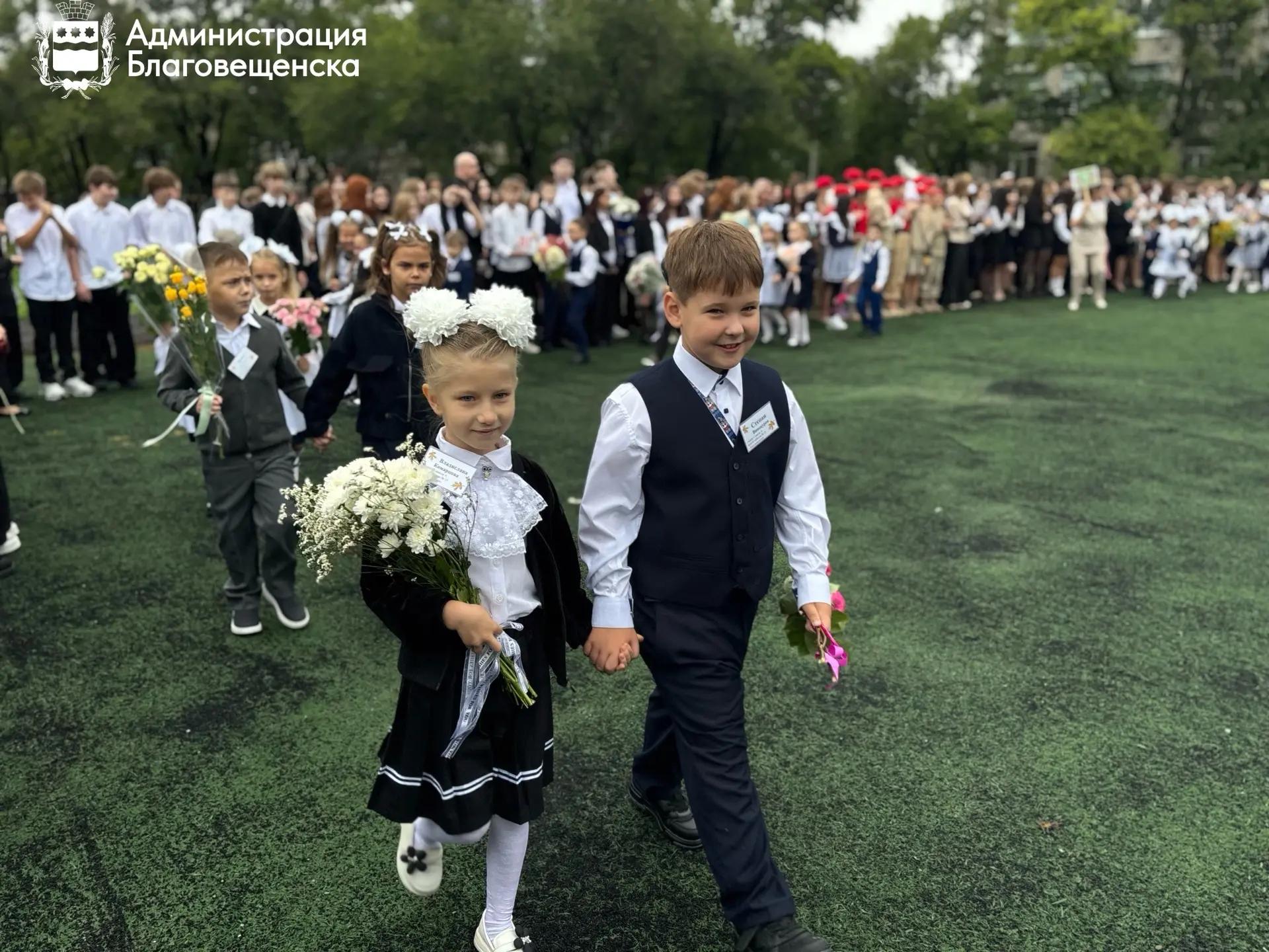 Благовещенские школы встретили более 29 тысяч учеников в День знаний