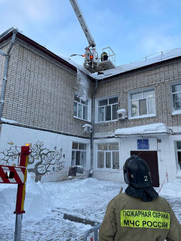 Благовещенские спасатели помогают избавлять крыши от снега 
