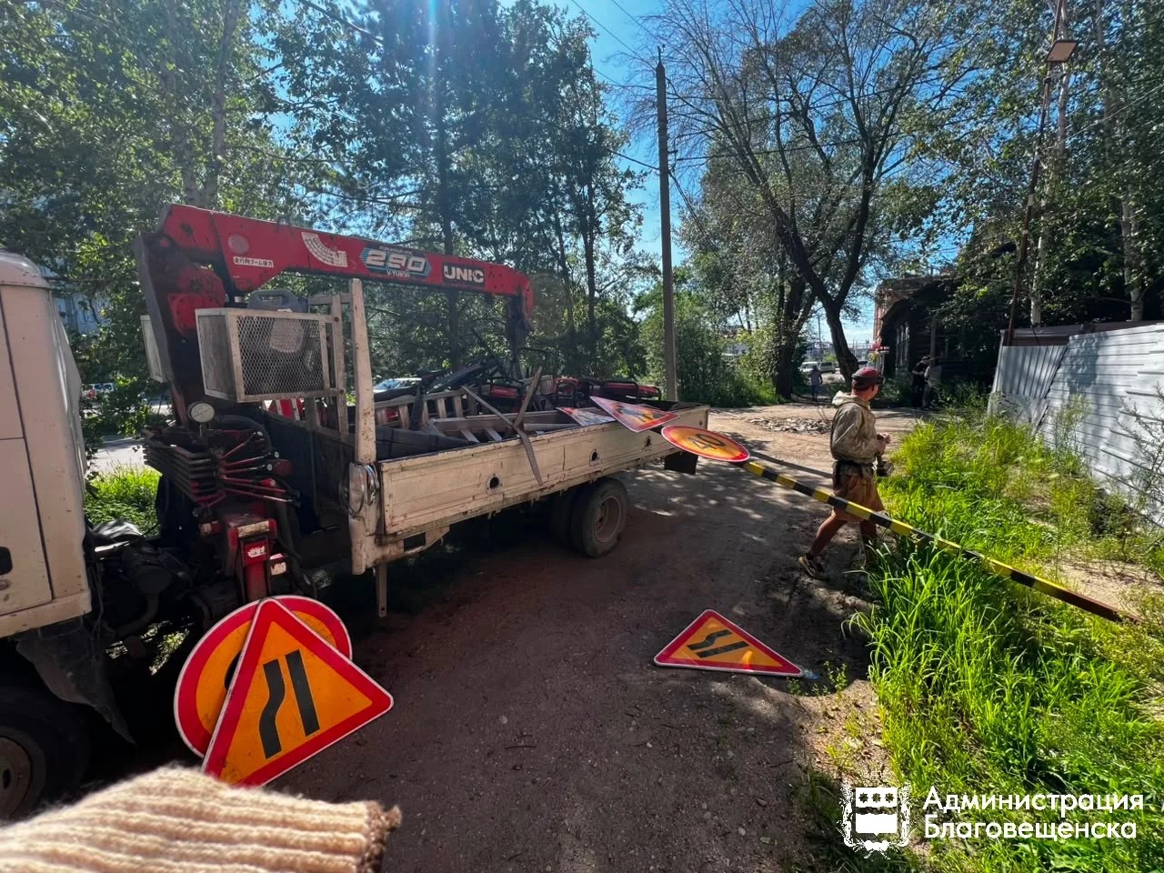 В Благовещенске приступили к обустройству автобусной остановки на Мухина – Пролетарской