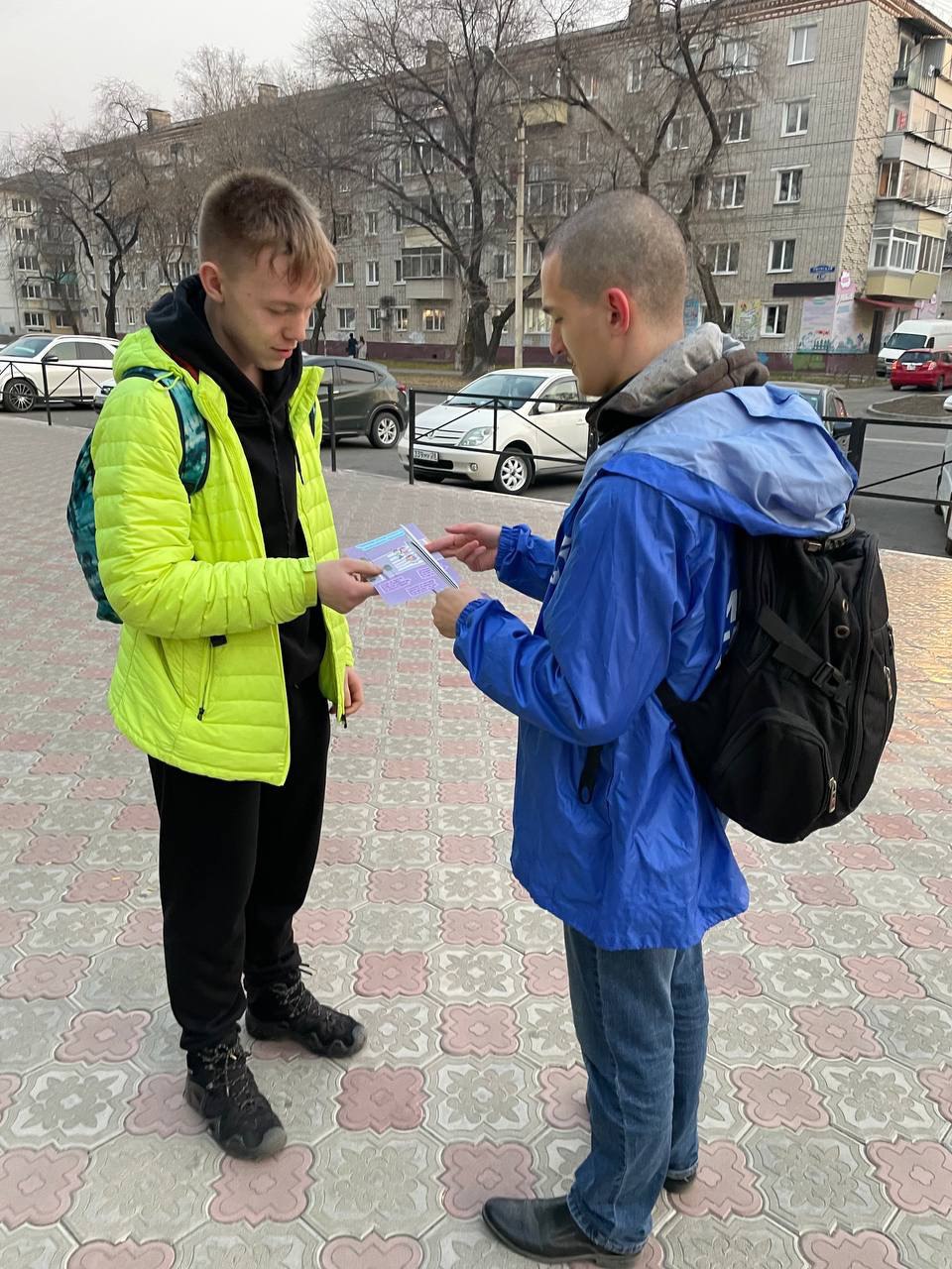 В преддверии всемирного дня памяти жертв ДТП молодогвардейцы провели акцию «браслет безопасности» В преддверии всемирного дня памяти жертв ДТП молодогвардейцы провели акцию «браслет безопасности»