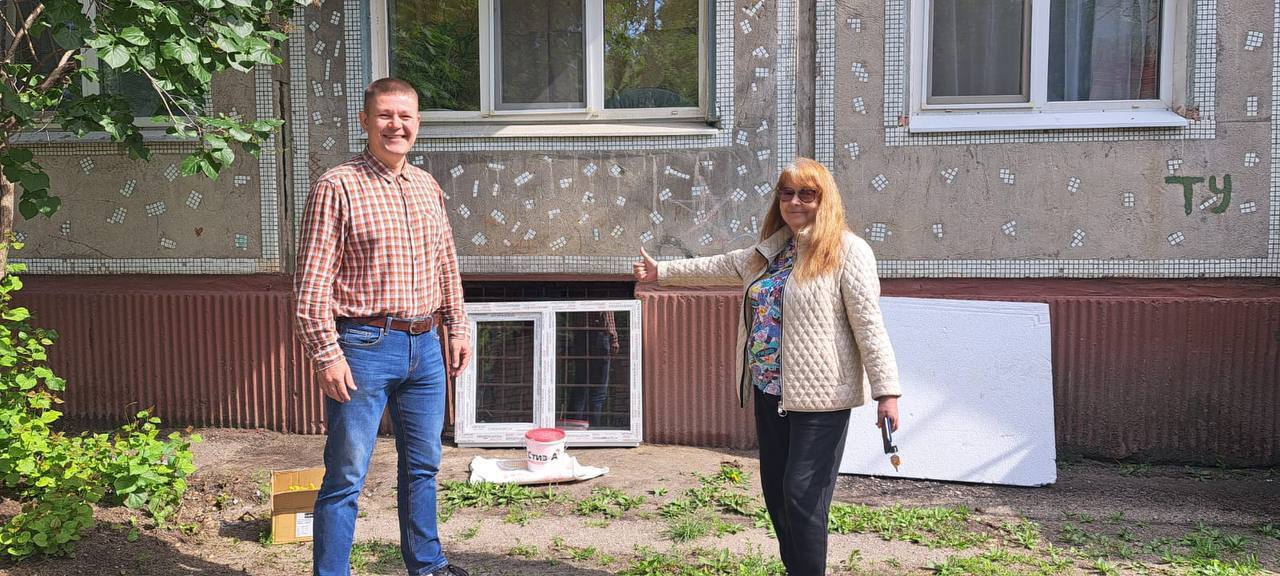 В Благовещенске установили окна в подвалы одного из домов В Благовещенске установили окна в подвалы одного из домов