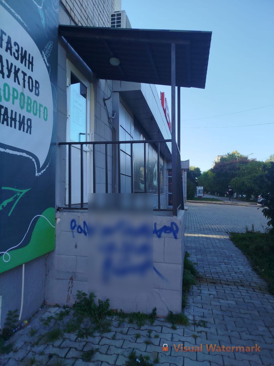 В Благовещенске разыскивают хулигана, который испортил своими художествами городские остановки и фасады зданий  В Благовещенске разыскивают хулигана, который испортил своими художествами городские остановки и фасады зданий