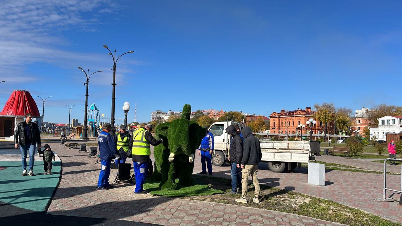 На набережной Благовещенска поселился слон На набережной Благовещенска поселился слон