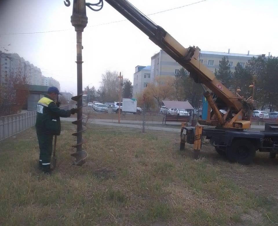 В сквере на улице Зелёной в Благовещенске готовят посадочные места для новых растений
