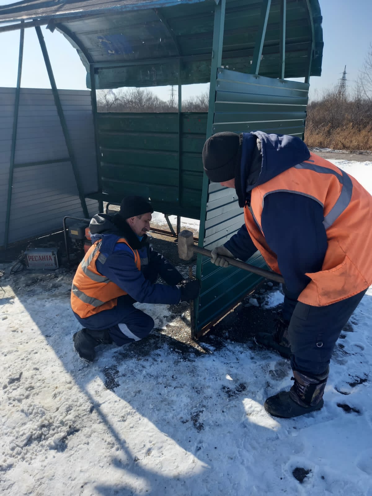 Работники ГСТК вернули на место остановочный павильон в Благовещенске Работники ГСТК вернули на место остановочный павильон в Благовещенске