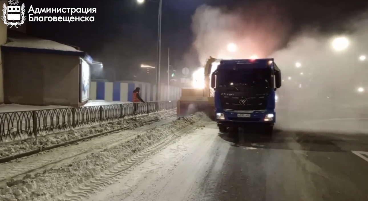 Снежные валы с улиц Благовещенска  убирает новая техника