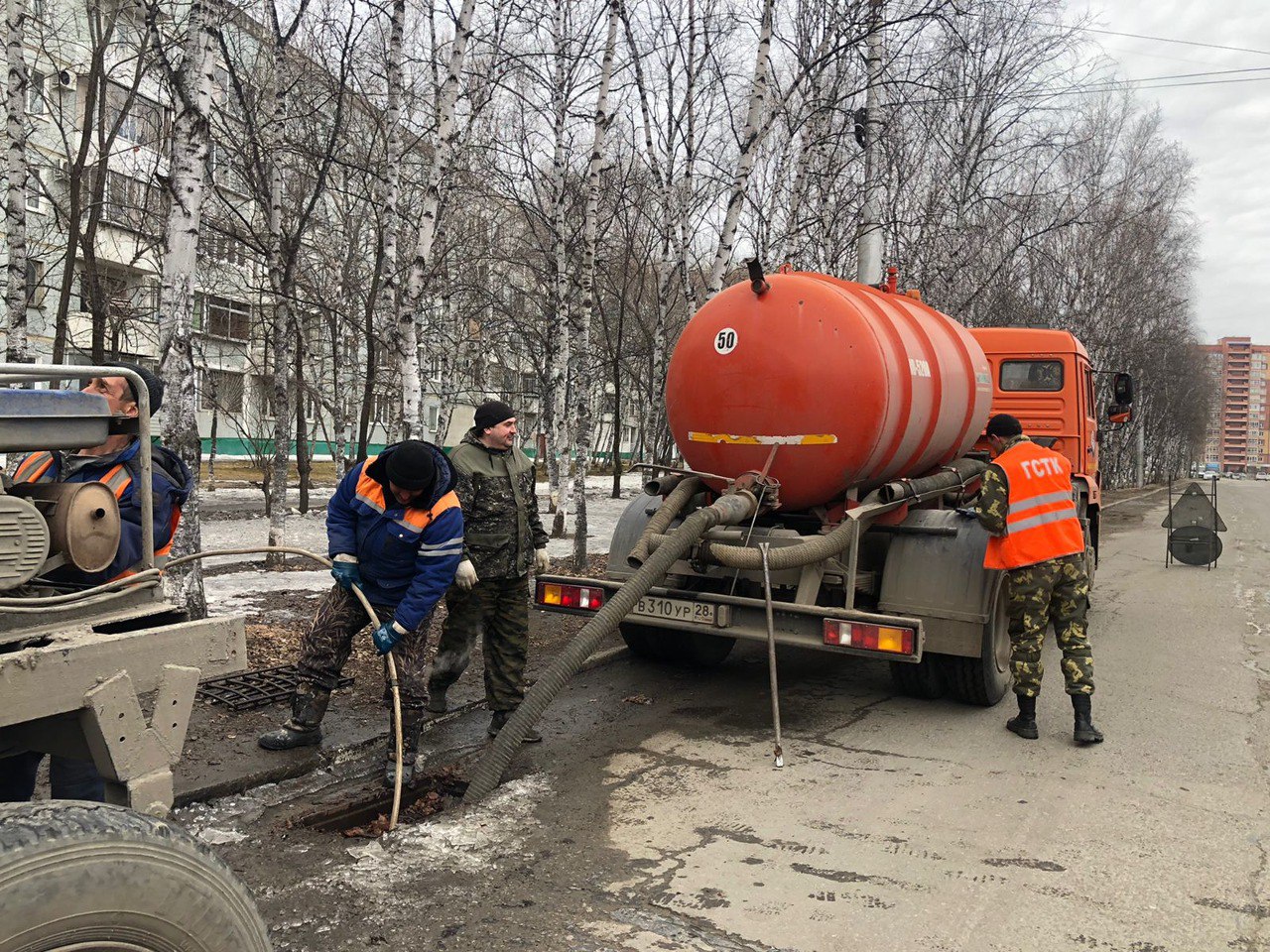 Более двух тысяч дождеприемных колодцев расконсервируют после зимы в Благовещенске Более двух тысяч дождеприемных колодцев расконсервируют после зимы в Благовещенске