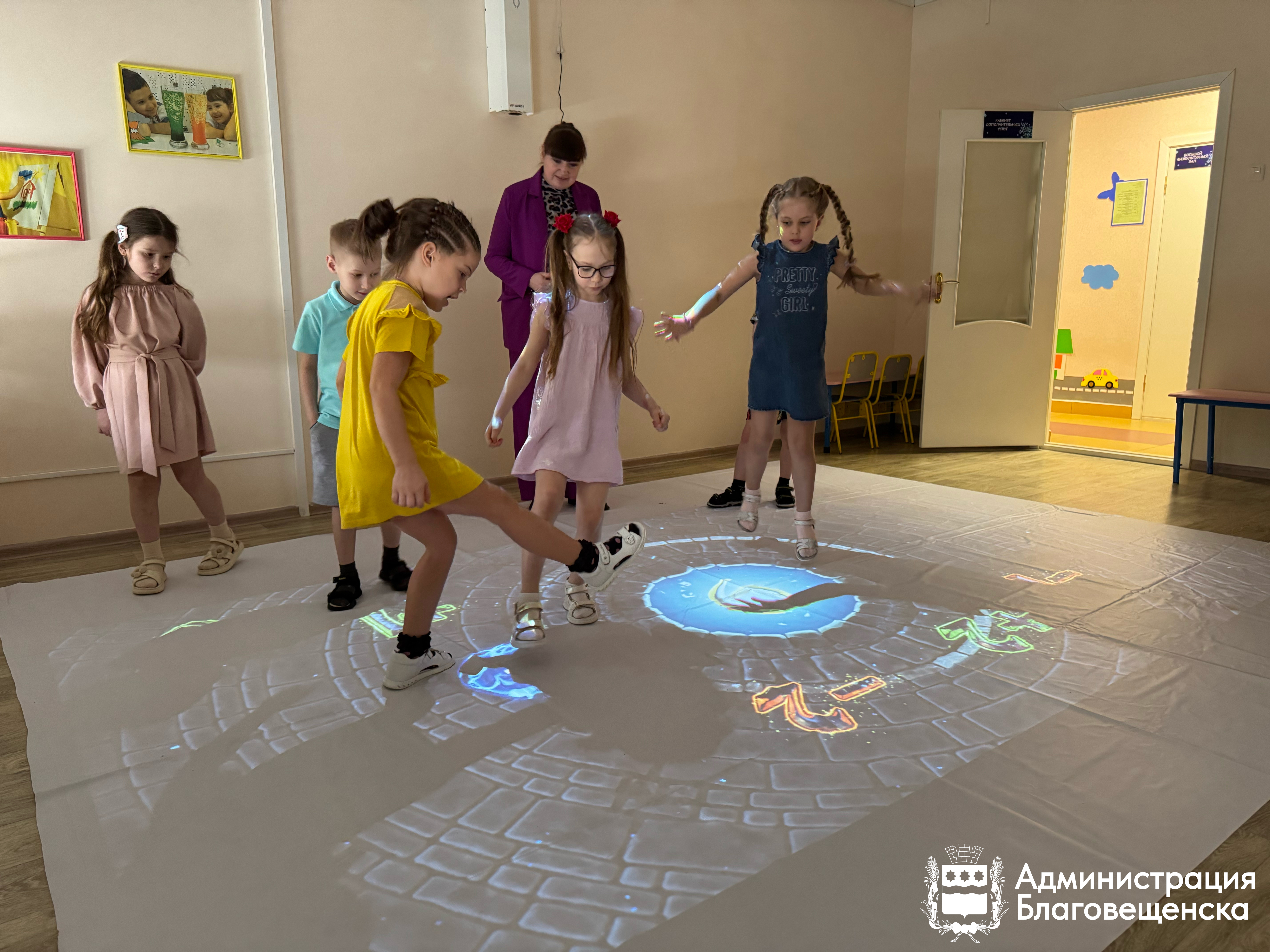 Воспитанники одного из благовещенских детсадов осваивают «умный» пол  