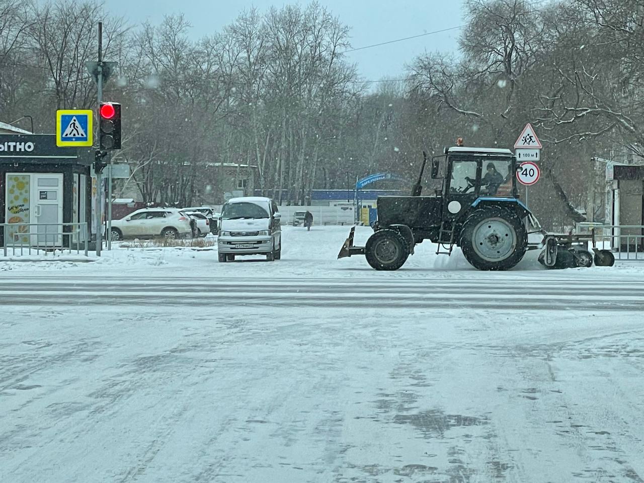ГСТК очищает улицы города от идущего снега
