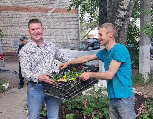Ремонт лавочек, уборка старых шин, посадка цветов: предприниматели города помогают благовещенцам с благоустройством дворов