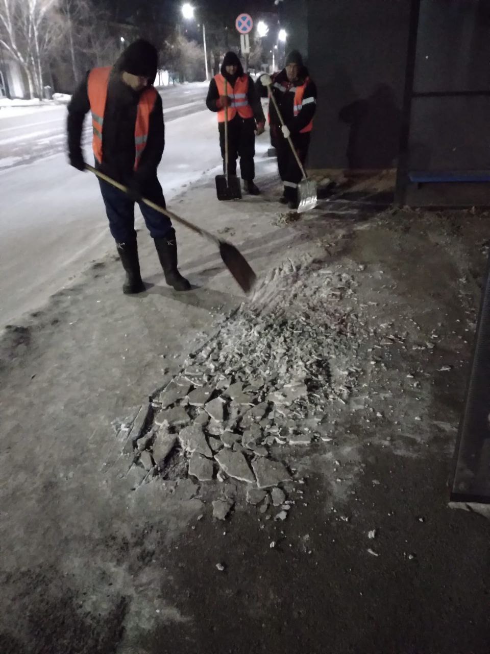 ГСТК посыпал остановки противогололедным материалом ГСТК посыпал остановки противогололедным материалом