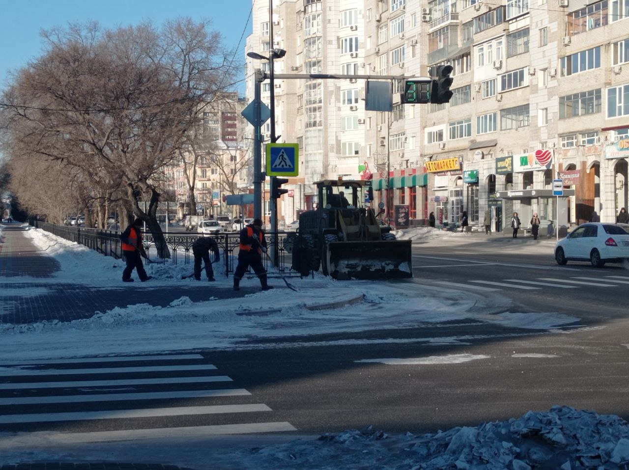 По Зейской, Чайковского и Театральной и Ленина чистят пешеходные зоны По Зейской, Чайковского и Театральной и Ленина чистят пешеходные зоны