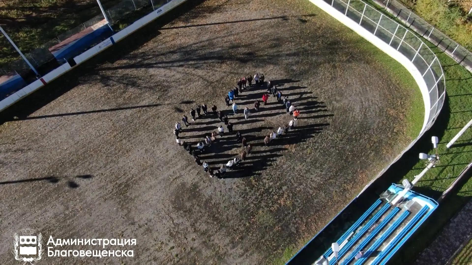 В Благовещенске отметили День воссоединения новых регионов с Россией. Одиннадцатиклассники посмотрели патриотический фильм и приняли участие во флешмобе.