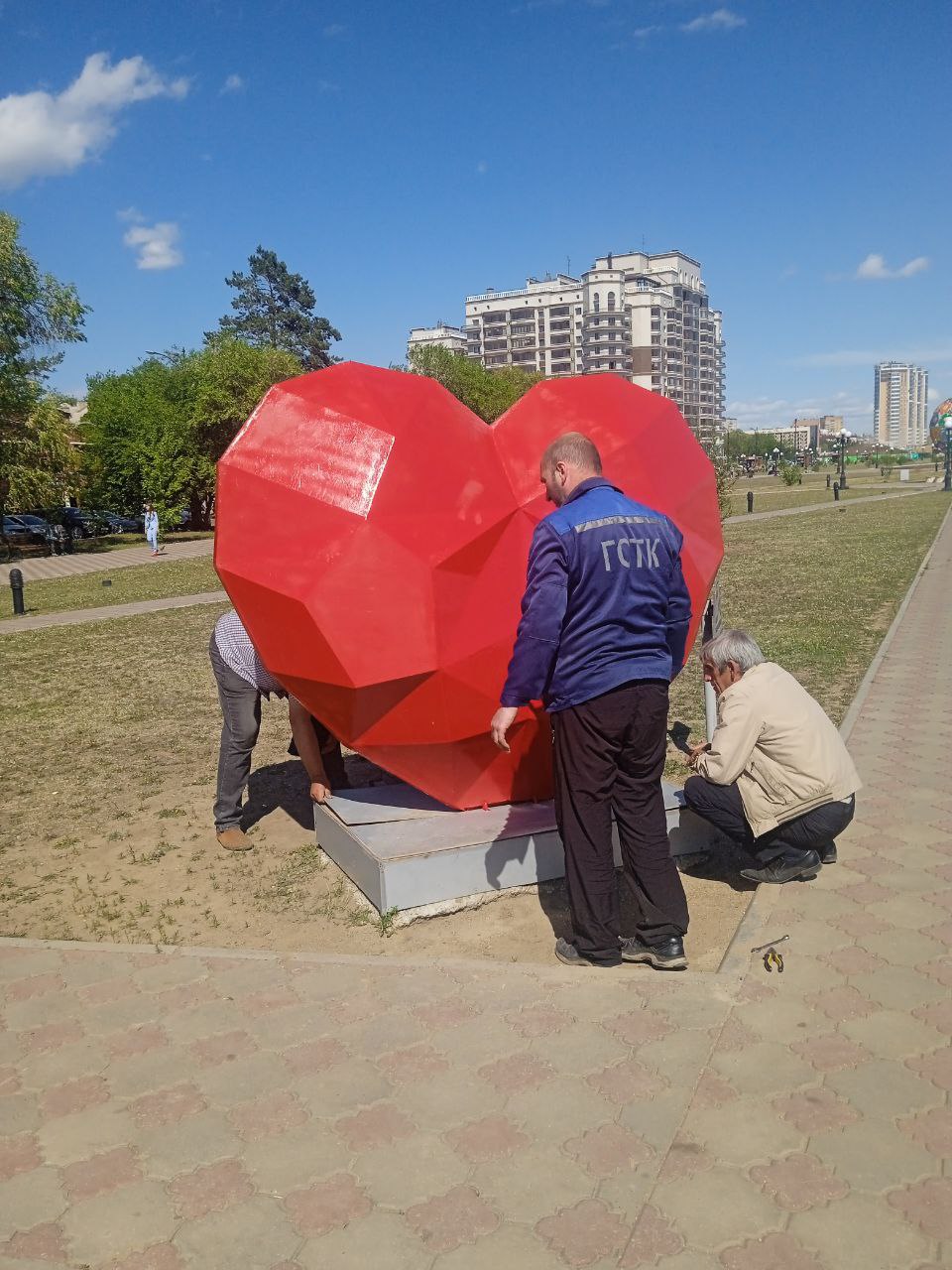 Сердце Благовещенска заняло свое место на набережной Сердце Благовещенска заняло свое место на набережной