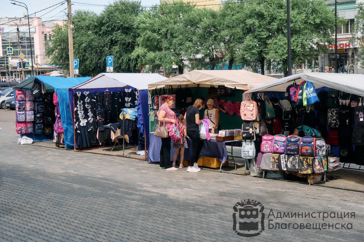 Успеть к началу сентября: торговые ряды школьной ярмарки ждут юных благовещенцев и их родителей