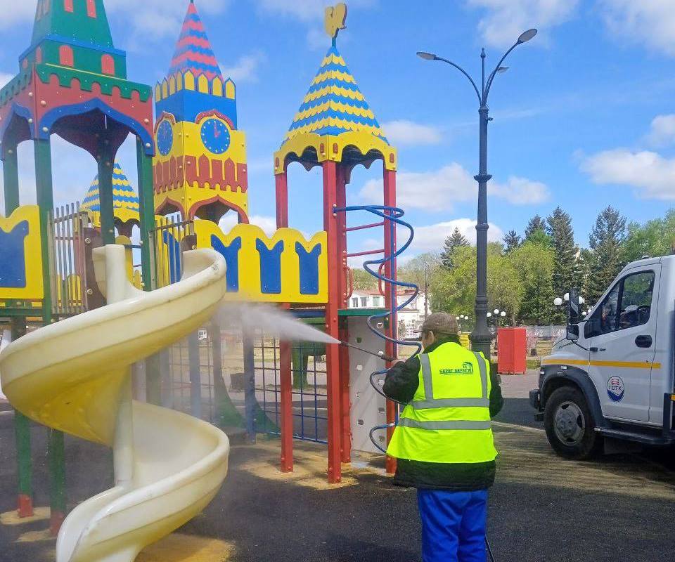 «Берег берегу»: в Благовещенске на набережной помыли детский городок и отремонтировали ограждение баскетбольной площадки 