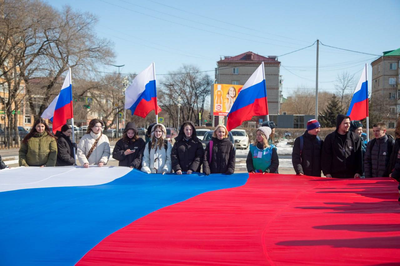 В Благовещенске прошёл патриотический флешмоб в честь десятой годовщины воссоединения Крыма с Россией В Благовещенске прошёл патриотический флешмоб в честь десятой годовщины воссоединения Крыма с Россией