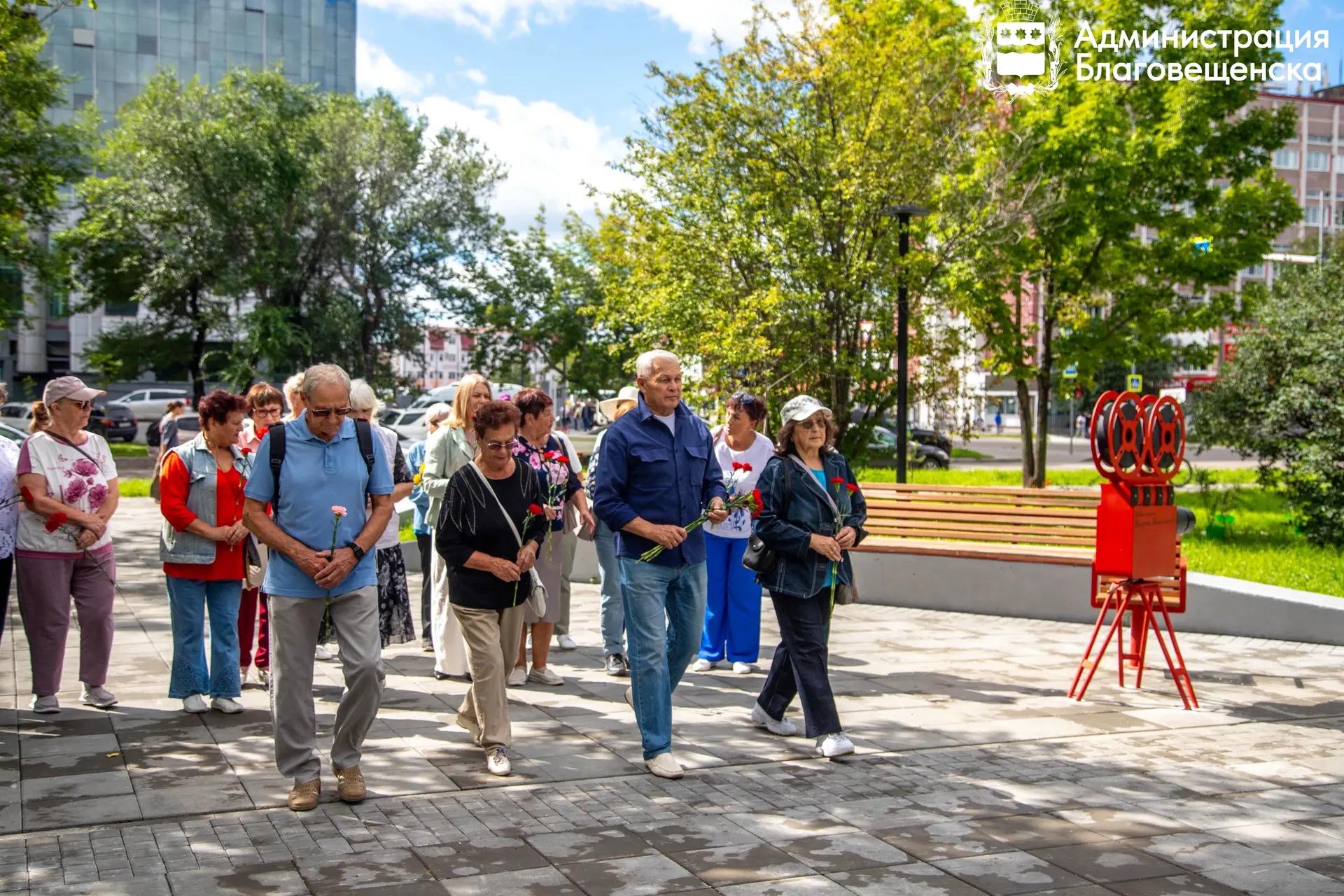 В Благовещенске возложили цветы к памятнику Валерия Приёмыхова