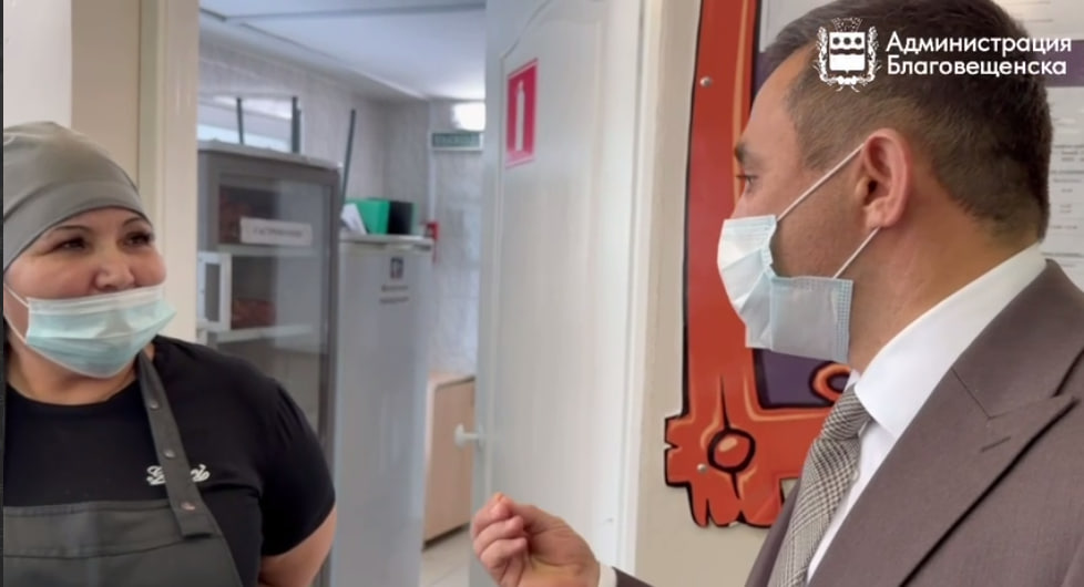 Мэр Благовещенска проверил школьное питание в 11 лицее