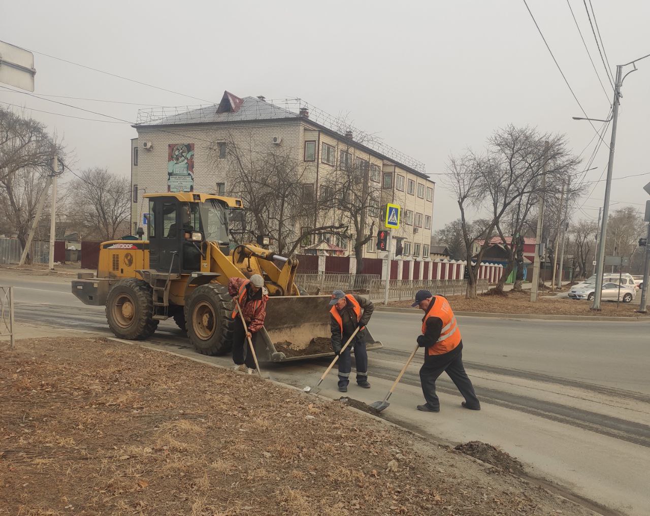 В Плодопитомнике профилируют гравийные дороги В Плодопитомнике профилируют гравийные дороги