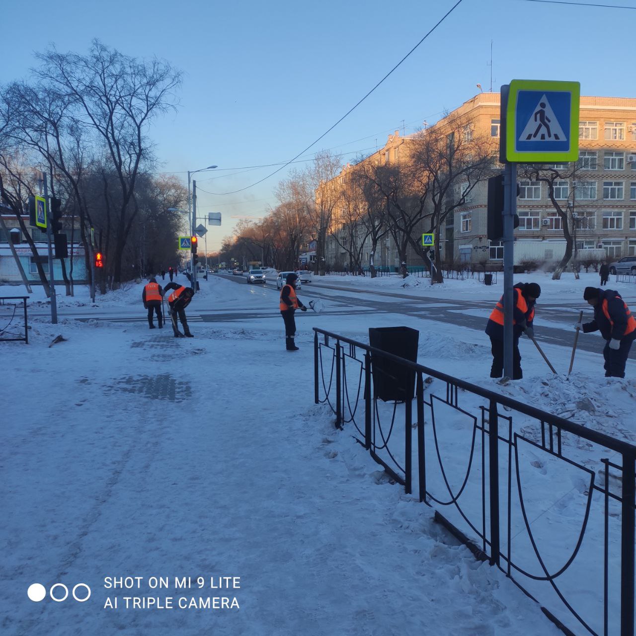 По Красноармейской, Ленина и Зейской чистят тротуары По Красноармейской, Ленина и Зейской чистят тротуары