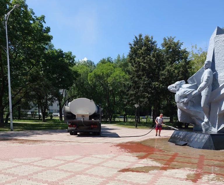 В Благовещенске ГСТК «умыли» скверы 