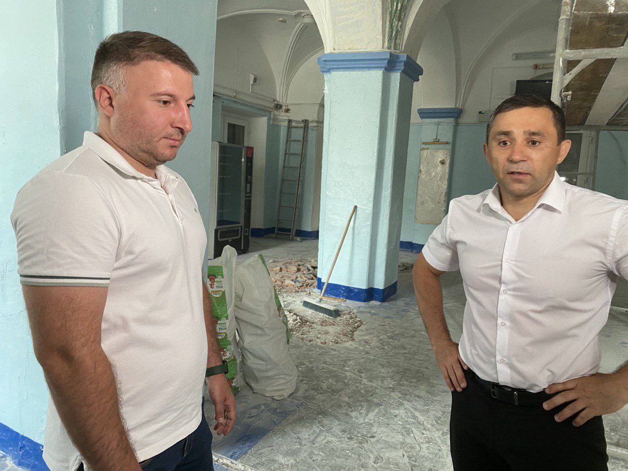 Мэр Благовещенска Олег Имамеев проверил ход работ по ремонту Алексеевской гимназии Мэр Благовещенска Олег Имамеев проверил ход работ по ремонту Алексеевской гимназии