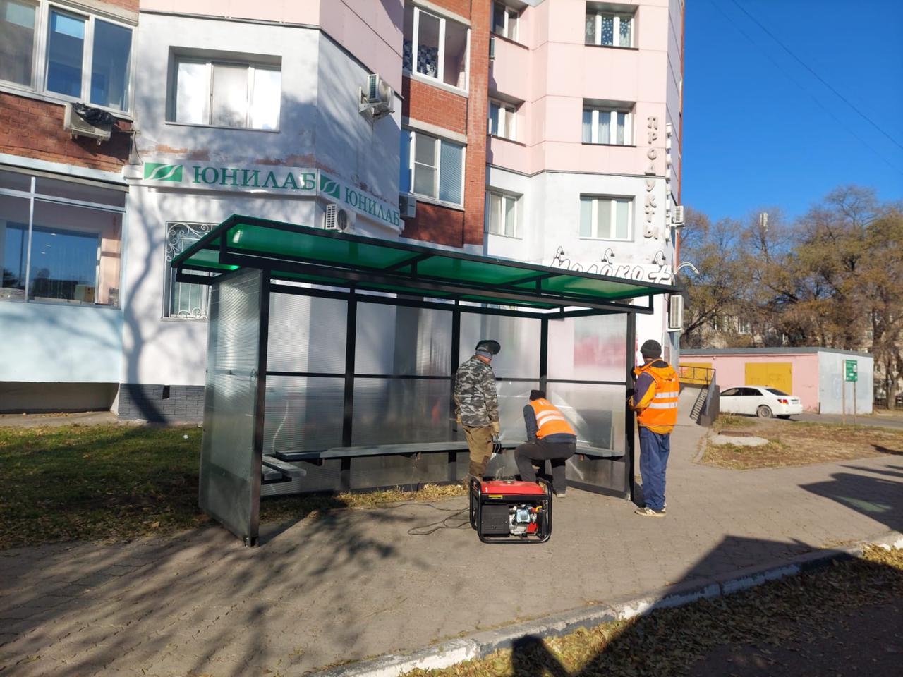 Парный остановочный пункт установили рабочие ГСТК возле 4 поликлиники Парный остановочный пункт установили рабочие ГСТК возле 4 поликлиники