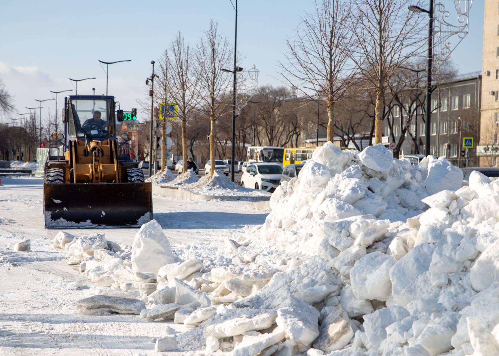 В Благовещенске начали разбирать снежный городок В Благовещенске начали разбирать снежный городок