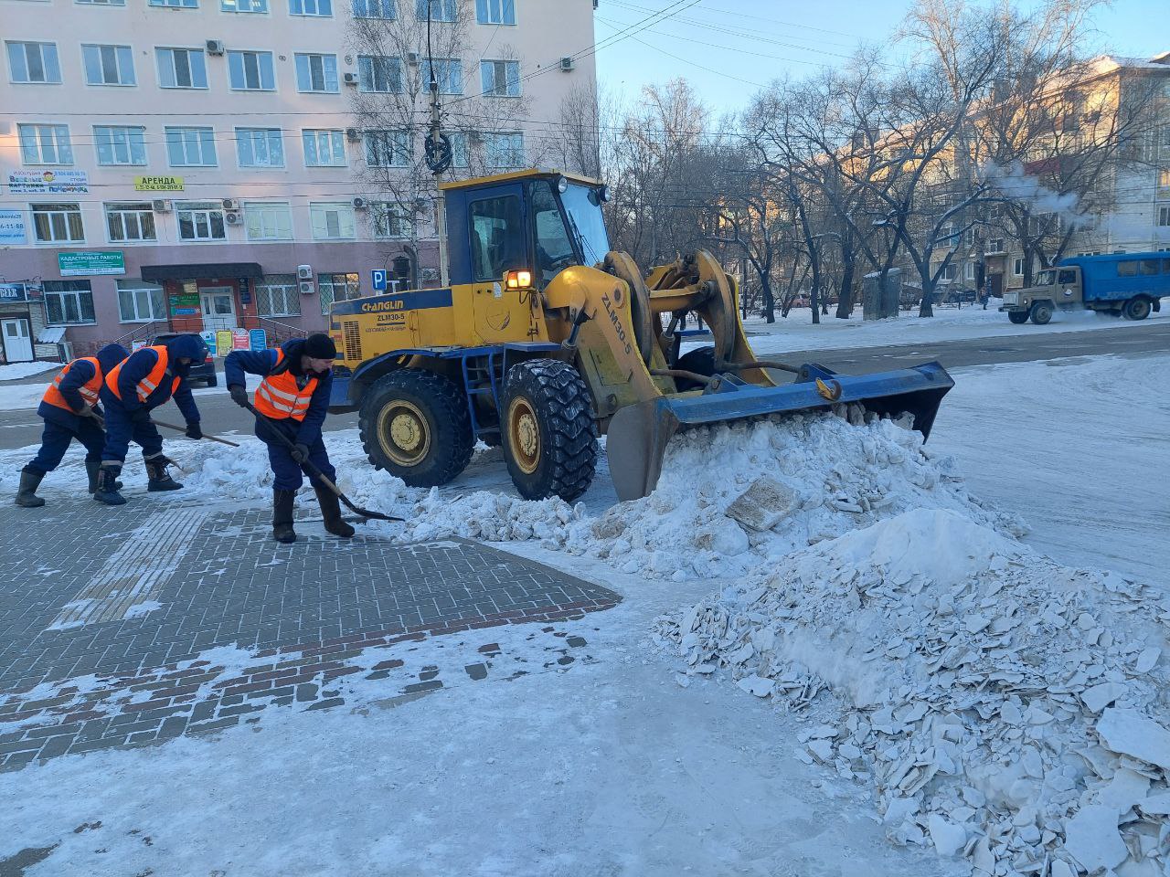 По Воронкова, Кантемирова и Амурской чистят пешеходные зоны По Воронкова, Кантемирова и Амурской чистят пешеходные зоны
