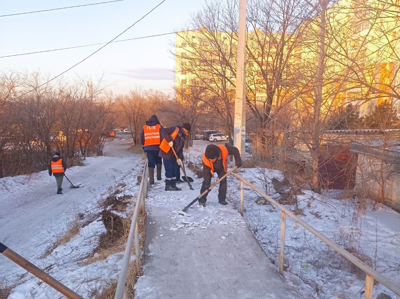 ГСТК почистил тротуары возле школы № 10 и в микрорайоне Благовещенска ГСТК почистил тротуары возле школы № 10 и в микрорайоне Благовещенска