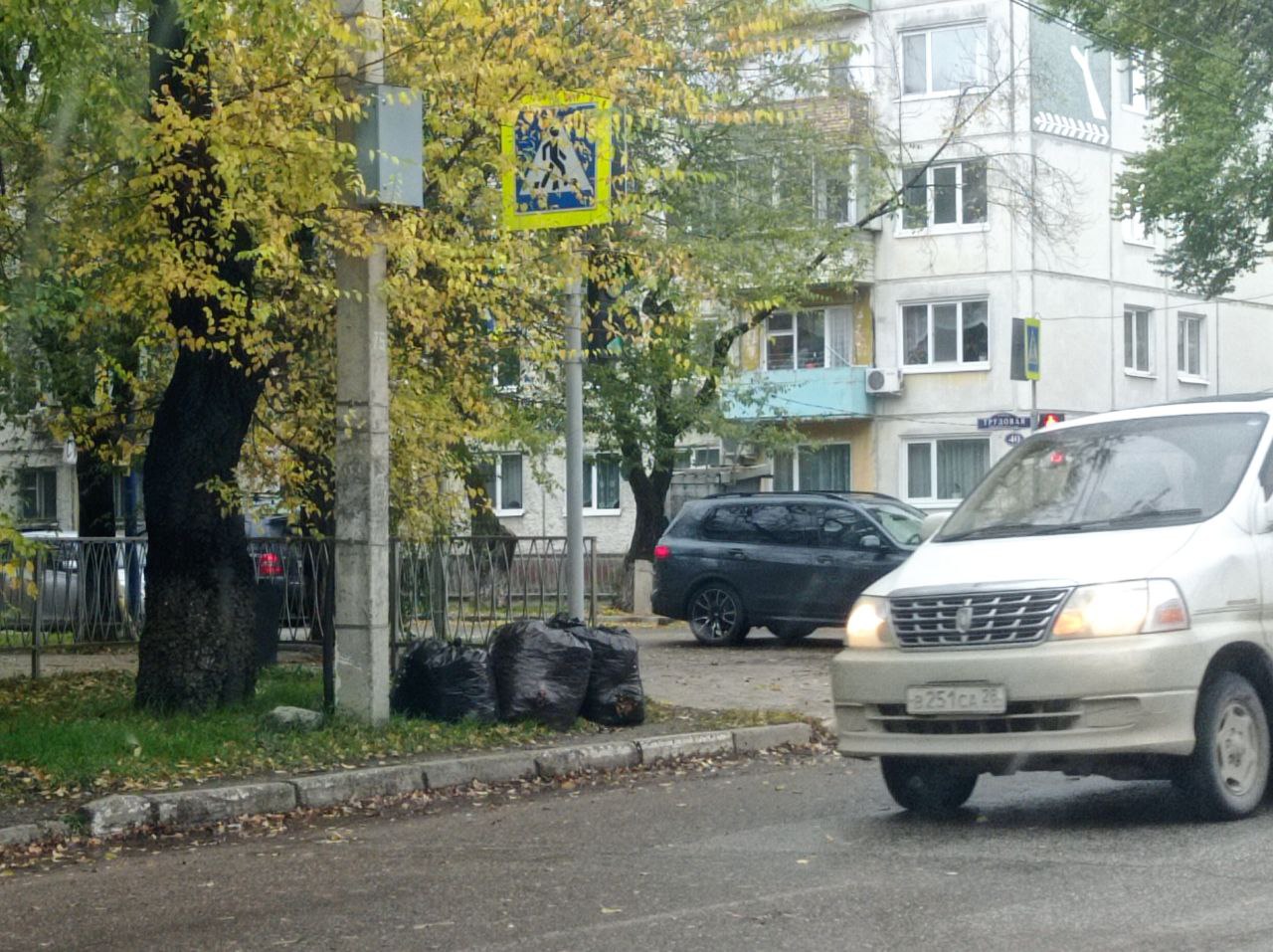 Благовещенцы оставляют после своих субботников мешки мусора Благовещенцы оставляют после своих субботников мешки мусора