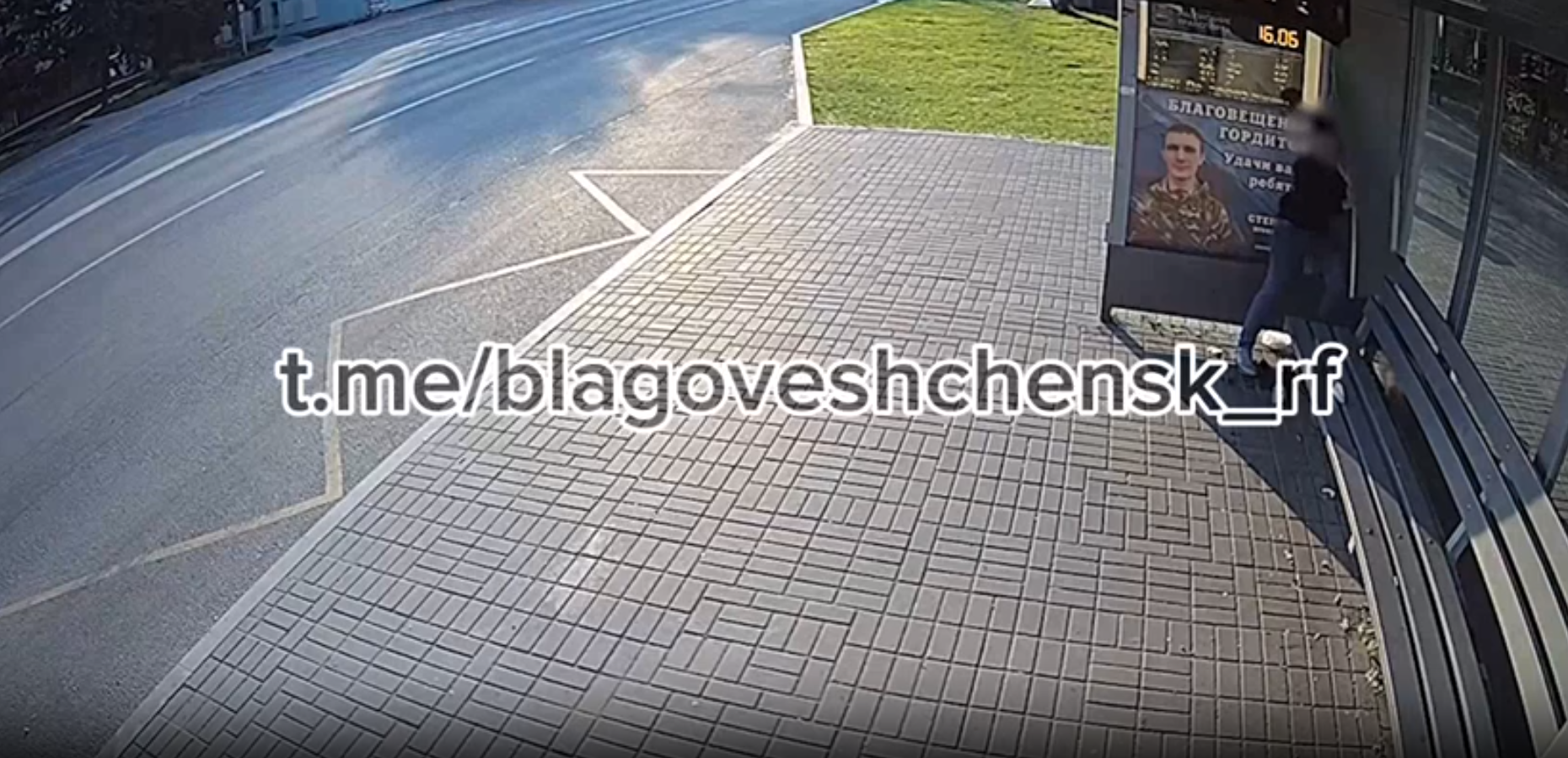 Вандал в Благовещенске пытался вынуть внутренности из автобусной остановки Вандал в Благовещенске пытался вынуть внутренности из автобусной остановки