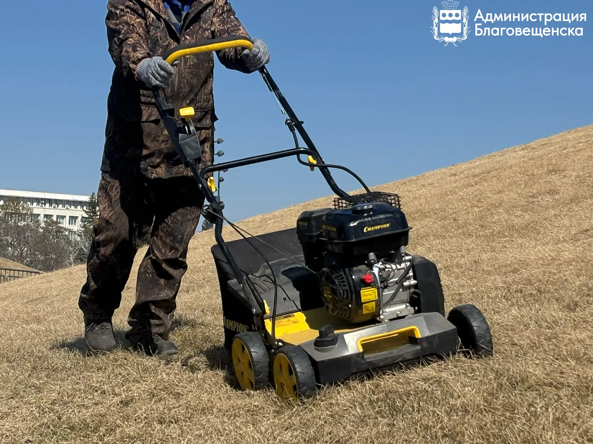 Аэрация, подкормка, гидропосев: холмы на «Трибуне Холл» готовят к летнему сезону