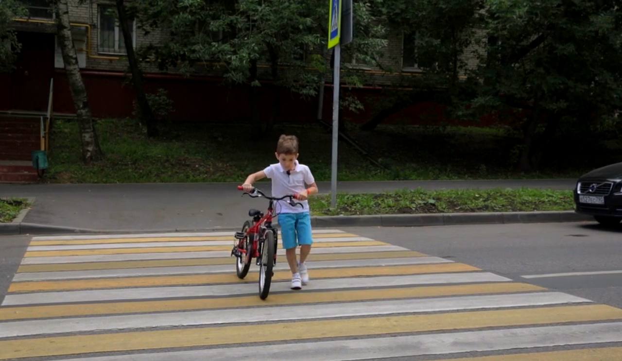 О том, как правильно переходить дорогу, благовещенцам рассказывают дети