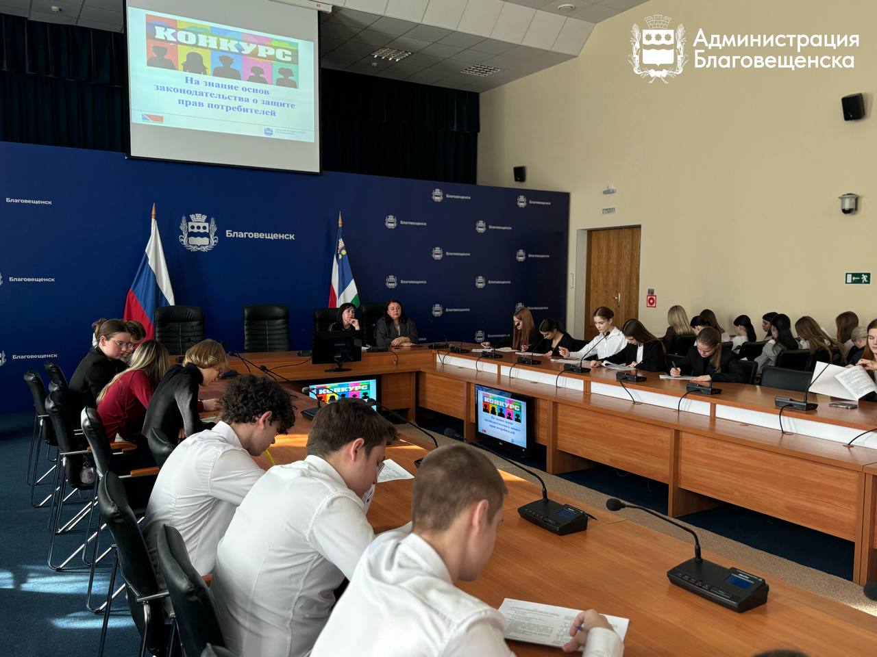 70 юных знатоков права борются в городском конкурсе