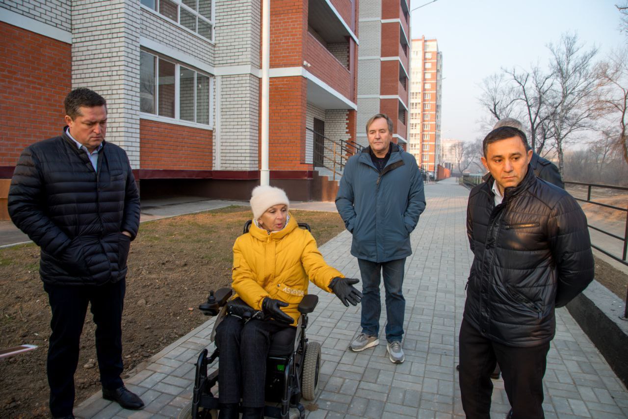 Мэр Олег Имамеев и Марина Гайдай проверили транспортную доступность для инвалидов в Благовещенске 