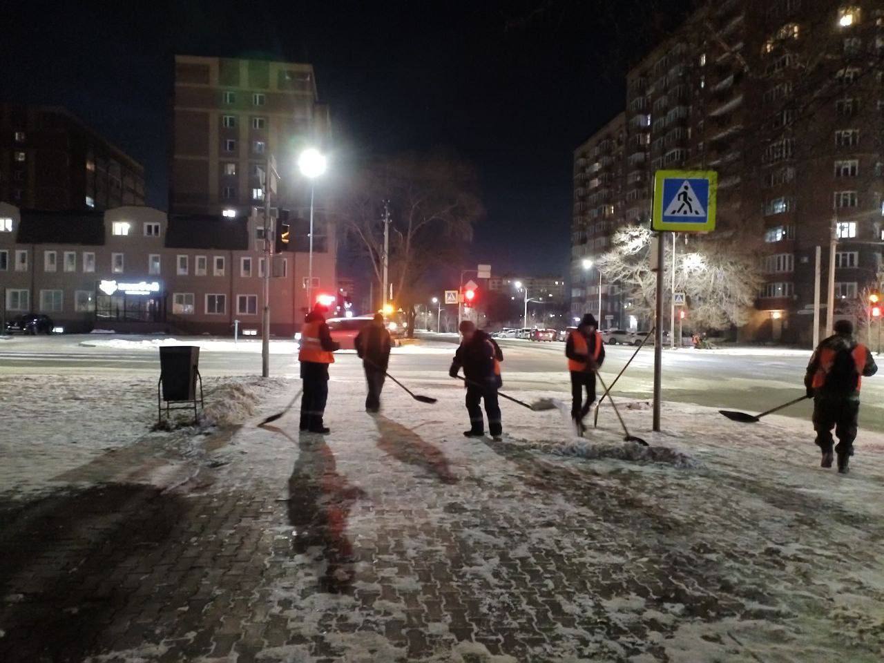 Несколько магистралей областного центра ночью «избавились» от снежного наката и наледи Несколько магистралей областного центра ночью «избавились» от снежного наката и наледи