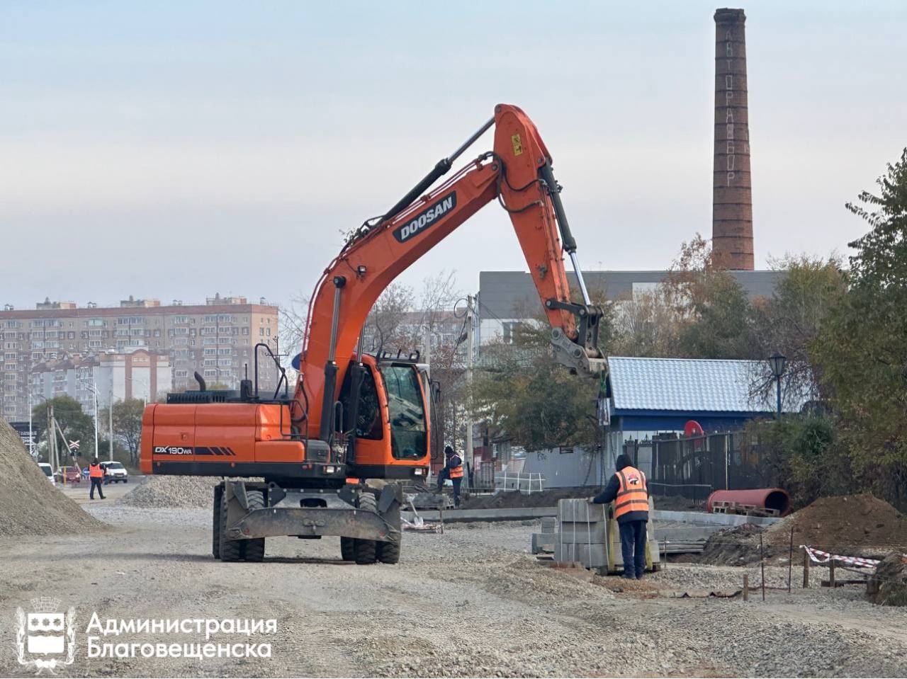 На пути к комфорту: в рамках ремонта на улице Мухина меняют не только дорожную одежду, но и прокладывают ливневую канализацию На пути к комфорту: в рамках ремонта на улице Мухина меняют не только дорожную одежду, но и прокладывают ливневую канализацию