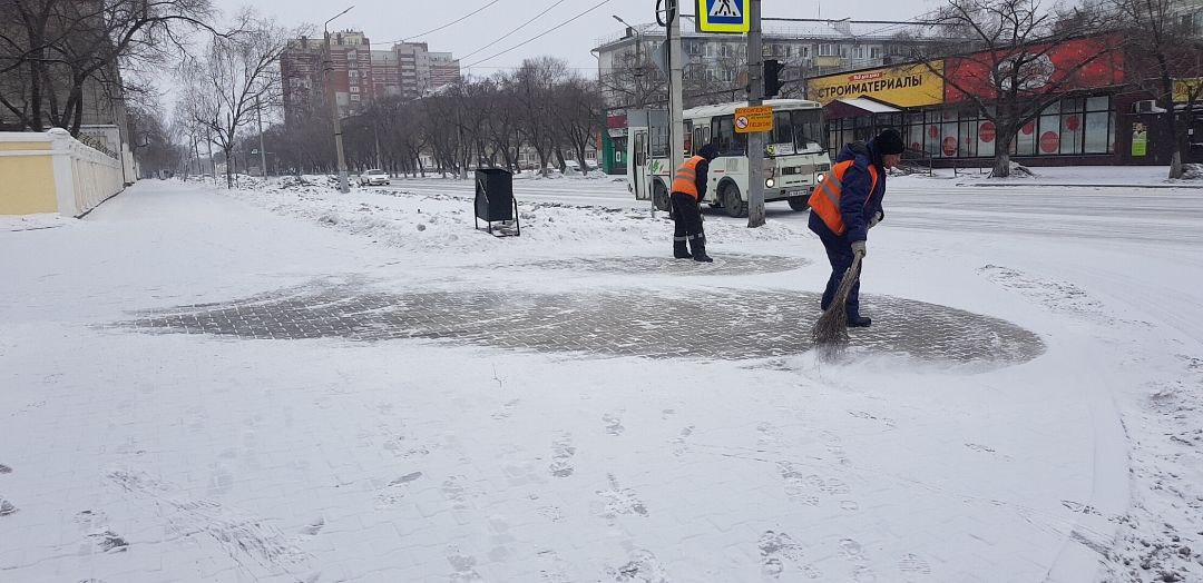 ГСТК чистит дороги и тротуары от свежевыпавшего снега ГСТК чистит дороги и тротуары от свежевыпавшего снега