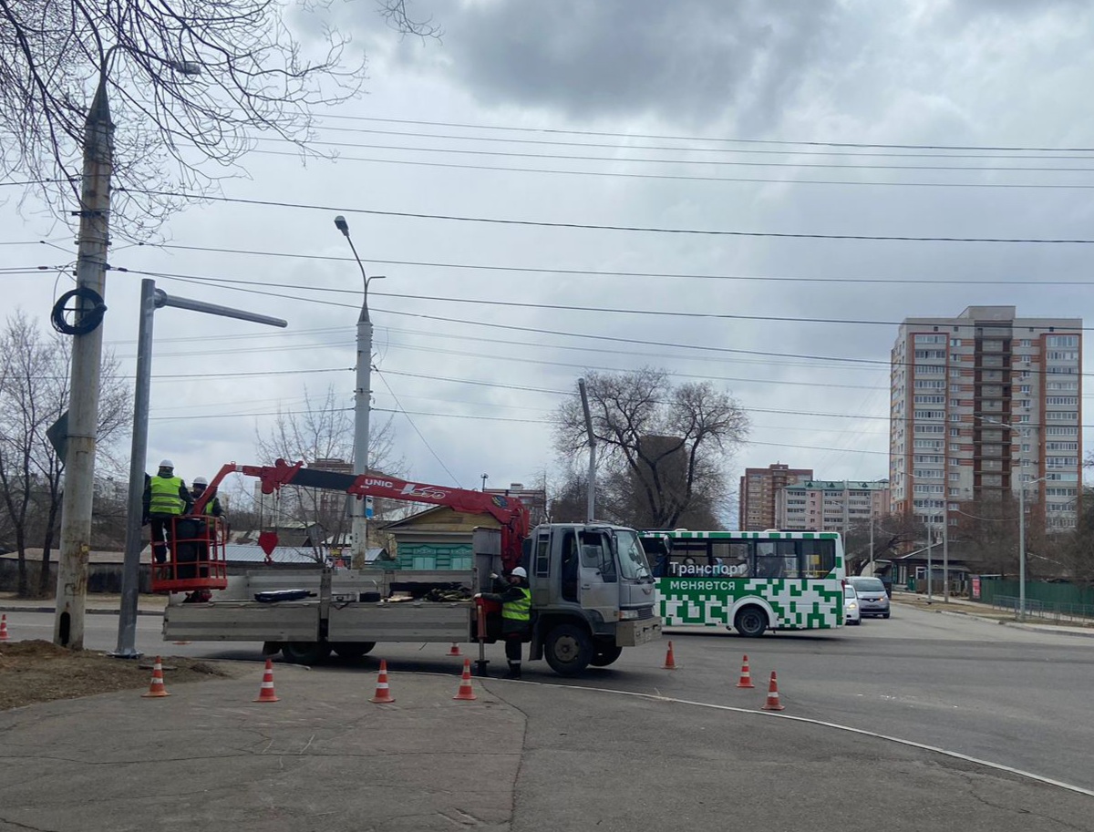 В Благовещенске на пересечении Горького и Новой монтируют светофор В Благовещенске на пересечении Горького и Новой монтируют светофор