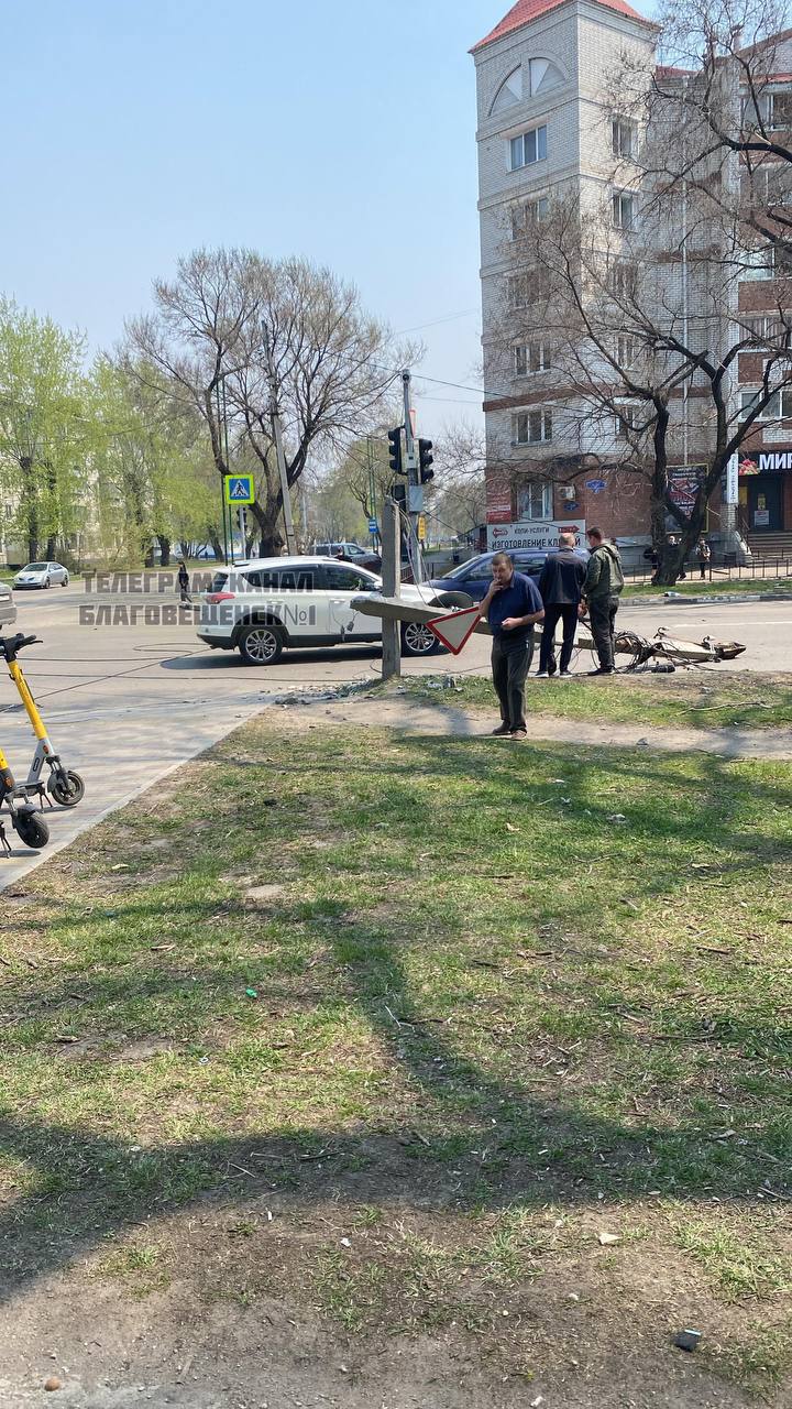 Благовещенский автомобилист решил лично «проверить» на прочность городскую инфраструктуру Благовещенский автомобилист решил лично «проверить» на прочность городскую инфраструктуру