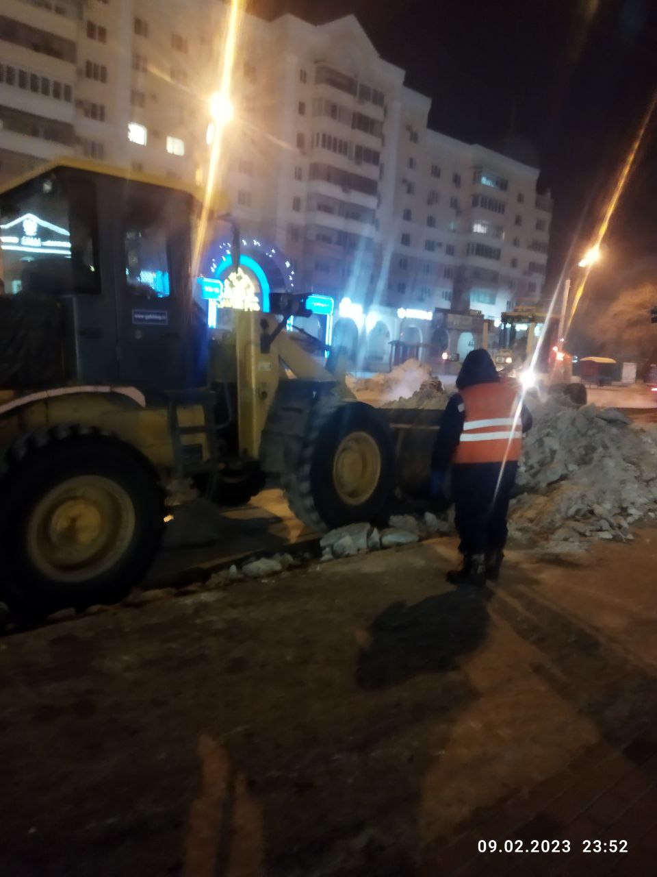 Очистили остановку у сквера «Бабочка» и готовятся к «Лыжне России»: ГСТК продолжает плановые работы