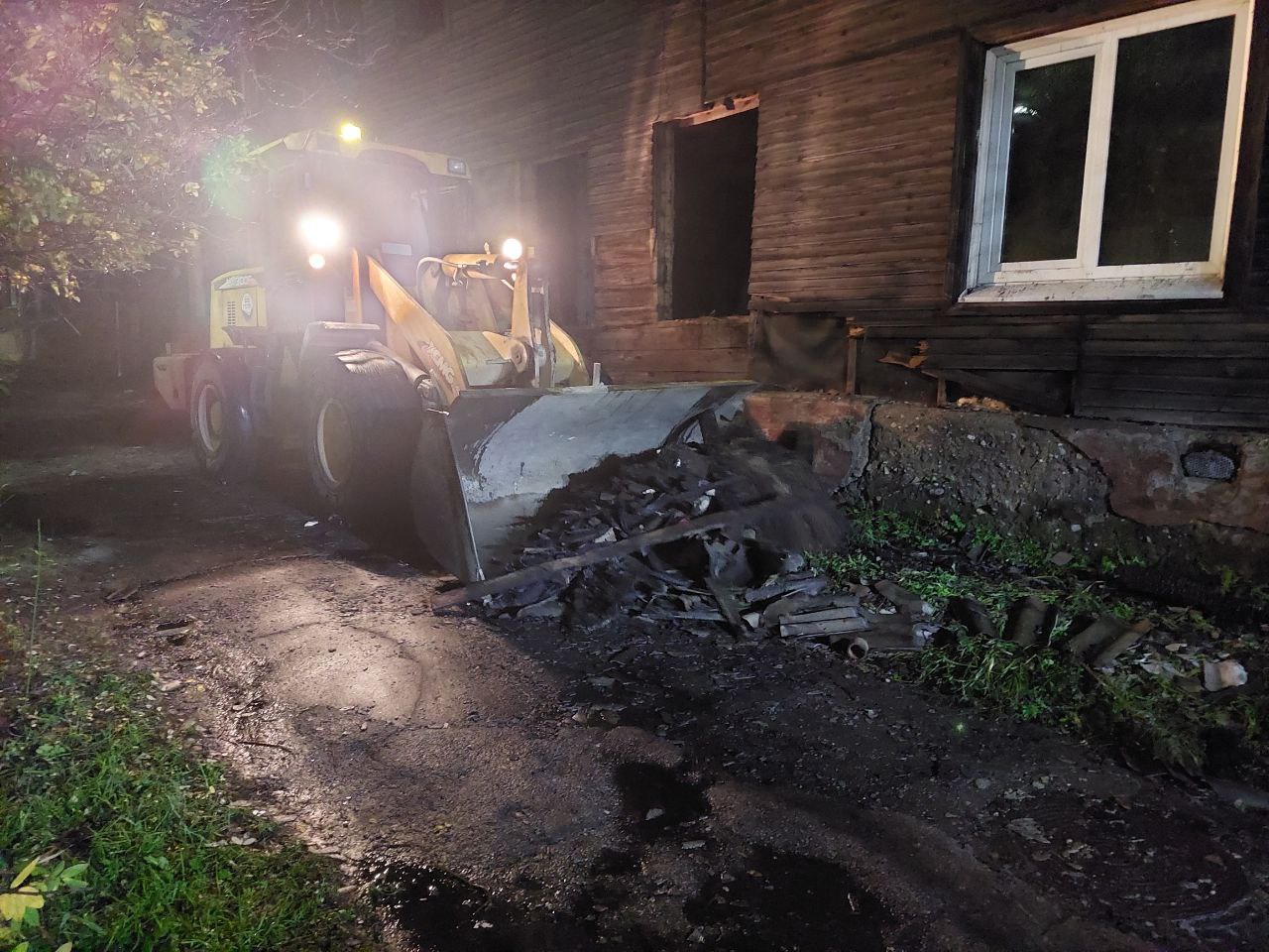 ГСТК очистил тротуар после пожара в двухэтажном доме в Благовещенске ГСТК очистил тротуар после пожара в двухэтажном доме в Благовещенске